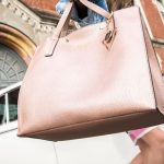 Guess: Die Shopping Bag Kinley als Königin des Sommers