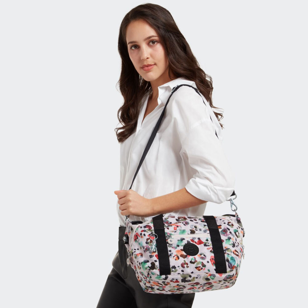 The new multicolored Kipling prints for Spring/Summer 2022